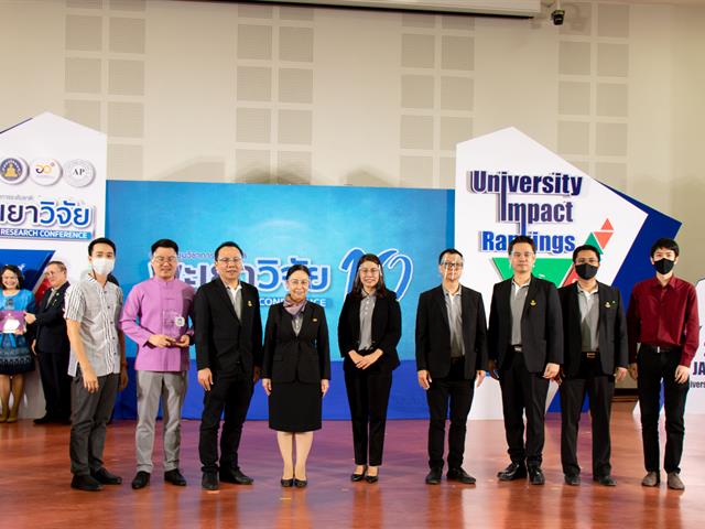คณะศิลปศาสตร์ รับรางวัลเหรียญเงิน โครงการ 1 คณะ 1 ชุมชนนวัตกรรม ในงานประชุมวิชาการระดับชาติ พะเยาวิจัย ครั้งที่ 10