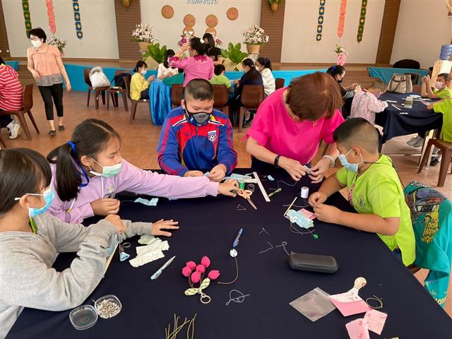 คณะศิลปศาสตร์จัดกิจกรรมเย็บพวงกุญแจรูปสัตว์และผลไม้ ในหลักสูตรท้องถิ่นกับเทคโนโลยี