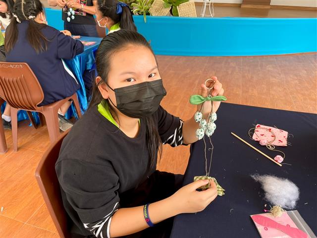 คณะศิลปศาสตร์จัดกิจกรรมเย็บพวงกุญแจรูปสัตว์และผลไม้ ในหลักสูตรท้องถิ่นกับเทคโนโลยี