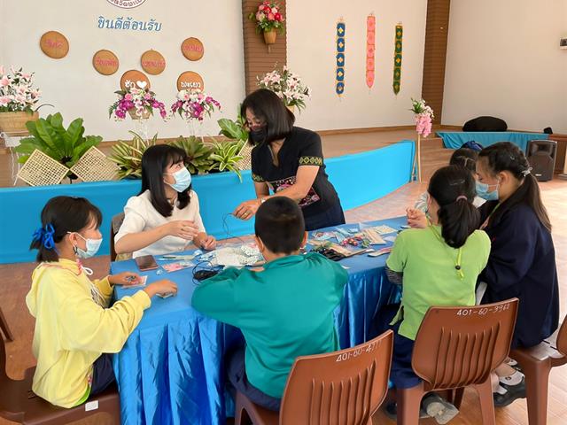คณะศิลปศาสตร์จัดกิจกรรมเย็บพวงกุญแจรูปสัตว์และผลไม้ ในหลักสูตรท้องถิ่นกับเทคโนโลยี
