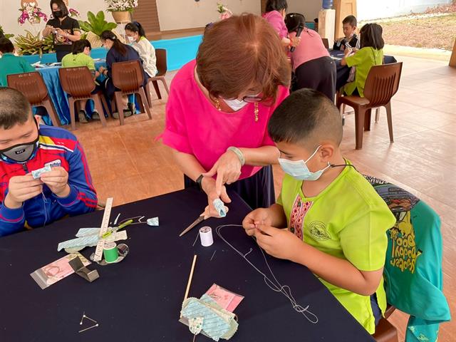 คณะศิลปศาสตร์จัดกิจกรรมเย็บพวงกุญแจรูปสัตว์และผลไม้ ในหลักสูตรท้องถิ่นกับเทคโนโลยี