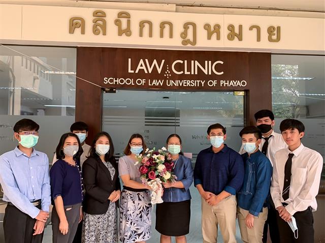 คณะศิลปศาสตร์มอบช่อดอกไม้แสดงความยินดีกับคณะนิติศาสตร์ เนื่องในโอกาศเปิดคลินิกกฏหมาย