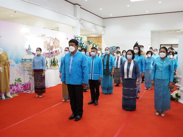อธิการบดีมหาวิทยาลัยพะเยา รับรางวัลบุคคลต้นแบบในการส่วมใส่ผ้าไทย  ผ้าพื้นเมือง ผ้าทอ ผ้าถิ่น วิถีคนพะเยา เฉลิมพระเกียรติสมเด็จพระบรมราชชนนีพันปีหลวง 