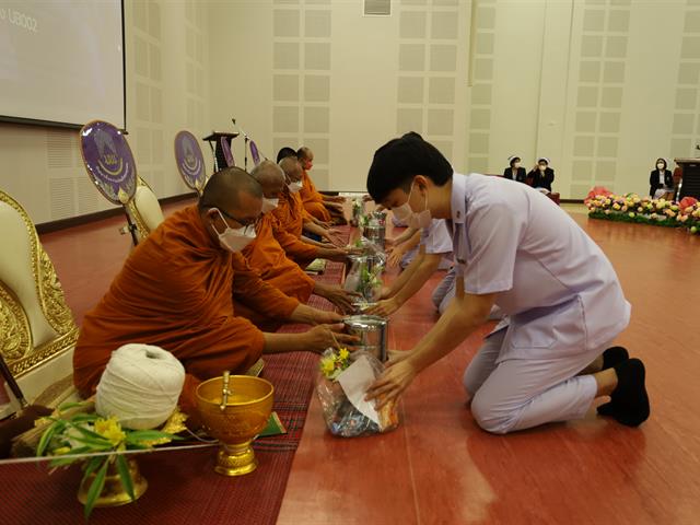 พิธีมอบหมวก เข็มชั้นปี และดวงประทีปให้แก่นิสิตคณะพยาบาลศาสตร์ ชั้นปีที่ 2 รุ่นที่ 18