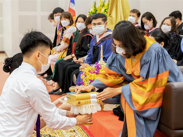คณะศิลปศาสตร์จัดพิธีไหว้ครู “กราบคุรุปูจา ครูบาอาจารย์เจ้า” ประจำปีการศึกษา ๒๕๖๕