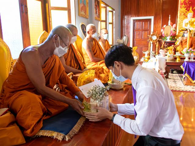 คณะศิลปศาสตร์จัดโครงการถวายเทียนส่องธรรม เนื่องในโอกาสวันอาสาฬหบูชาและวันเข้าพรรษา ๒๕๖๕