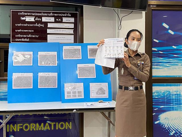 มื่อวันที่ 22 สิงหาคม 2565 คณะนิติศาสตร์ มหาวิทยาลัยพะเยา นำโดย อาจารย์อุดมศักดิ์ จิรกาลกุลเกษม อาจารย์ผู้สอนรายวิชากฎหมายการแพทย์และนิติวิทยาศาสตร์เบื้องต้น ได้ดำเนินกิจกรรมการศึกษาดูงานด้านนิติวิทยาศาสตร์ ภายใต้โครงการอบรมสัมมนาเพื่อฝึกประสบการณ์และพัฒนาทักษะวิชาชีพทางกฎหมาย โดยนำนิสิตในรายวิชาดังกล่าวเข้าศึกษาดูงานและขั้นตอนของการตรวจและพิสูจน์หลักฐาน ณ ศูนย์พิสูจน์หลักฐาน 5 จังหวัดลำปาง ทั้งนี้มีวัตถุประสงค์เพื่อให้นิสิตได้มีความรู้ความเข้าใจบทบาทและความสำคัญของกฎหมายการแพทย์และนิติวิทยาศาสตร์ วิทยาการทางการแพทย์ที่สัมพันธ์กับการใช้กฎหมาย ความรู้เบื้องต้นเกี่ยวกับนิติวิทยาศาสตร์ การชันสูตรพลิกศพและการพิสูจน์หลักฐานสำหรับการดำเนินคดีอาญาและแพ่ง นอกจากนี้นิสิตจะได้เรียนรู้รายวิชานิติวิทยาศาสตร์จากการปฏิบัติงานจริงและเห็นความสำคัญของวิชานิติวิทยาศาสตร์ที่เข้ามามีบทบาทในกระบวนการยุติธรรม  ในการนี้ศูนย์พิสูจน์หลักฐาน 5 จังหวัดลำปาง ได้จัดฐานการเรียนรู้ให้กับนิสิตได้ร่วมกิจกรรมการเรียนรู้ตลอดทั้งวัน เช่น การหาลายนิ้วมือแฝง  การเก็บพยานหลักฐานในที่เกิดเหตุ การตรวจพยานหลักฐานเอกสาร การพิสูจน์พยานหลักฐานโดยใช้เคมีกับฟิสิกส์ การพิสูจน์ลายนิ้วมือแฝง การพิสูจน์อาวุธปืนและกระสุน การตรวจหา DNA การหาปริมาณและคุณภาพของยาเสพติด และการพิสูจน์หลักฐานในคอมพิวเตอร์