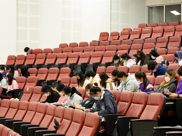 ศูนย์ภาษา คณะศิลปศาสตร์ จัดอบรมเพื่อยกระดับทักษะภาษาอังกฤษ ตามมาตรฐาน CEFR B1  English for Undergraduates (นิสิตรหัส 62) 17-18 ตุลาคม 2565