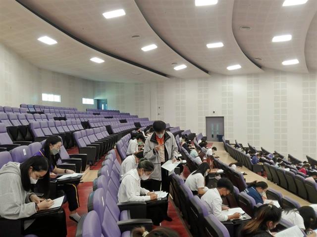 ศูนย์ภาษา คณะศิลปศาสตร์ จัดอบรมให้ความรู้ภาษาอังกฤษและจัดสอบวัดระดับทางภาษา สำหรับนิสิตคณะศิลปศาสตร์ สาขาวิชาภาษาอังกฤษ เพื่อสำเร็จการศึกษา UP-STEP C1