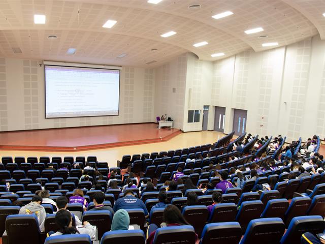 ศูนย์ภาษา คณะศิลปศาสตร์ จัดอบรมให้ความรู้ภาษาอังกฤษและจัดสอบวัดระดับทางภาษา สำหรับนิสิตคณะศิลปศาสตร์ สาขาวิชาภาษาอังกฤษ เพื่อสำเร็จการศึกษา UP-STEP C1