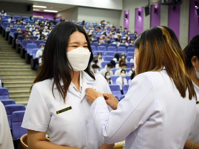 คณะเภสัชศาสตร์ มหาวิทยาลัยพะเยา ร่วมกับสโมสรนิสิตคณะเภสัชศาสตร์ ดำเนินการจัดกิจกรรม พิธีมอบเสื้อกาวน์ ประจำปีการศึกษา 2565 