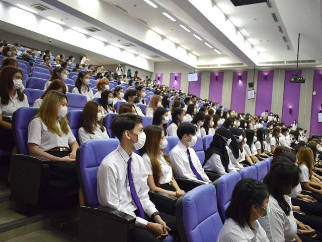 คณะเภสัชศาสตร์ มหาวิทยาลัยพะเยา ร่วมกับสโมสรนิสิตคณะเภสัชศาสตร์ ดำเนินการจัดกิจกรรม พิธีมอบเสื้อกาวน์ ประจำปีการศึกษา 2565 