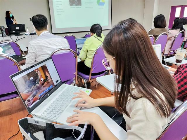 ภาพบรรยากาศการเรียนการสอนรายวิชา 176702 นวัตกรรมและเทคโนโลยีสารสนเทศทางการศึกษา สำหรับนิสิตระดับปริญญาโท หลักสูตรการศึกษามหาบัณฑิต สาขาวิชาการบริหารกา