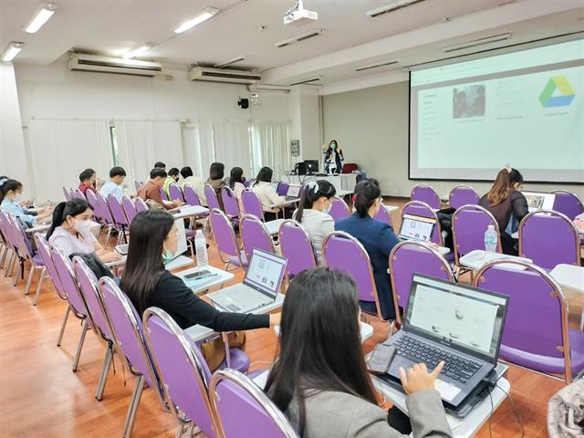 ภาพบรรยากาศการเรียนการสอนรายวิชา 176702 นวัตกรรมและเทคโนโลยีสารสนเทศทางการศึกษา สำหรับนิสิตระดับปริญญาโท หลักสูตรการศึกษามหาบัณฑิต สาขาวิชาการบริหารกา