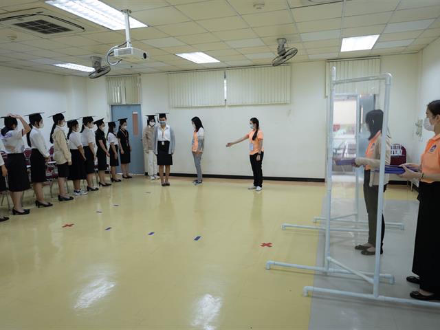 คณะกรรมการดำเนินงานพิธีมอบปริญญาบัตร คณะศิลปศาสตร์ ดำเนินการฝึกซ้อมบัณฑิต เพื่อเตรียมความพร้อมการเข้ารับมอบปริญญาบัตร ประจำปีการศึกษา ๒๕๖๔
