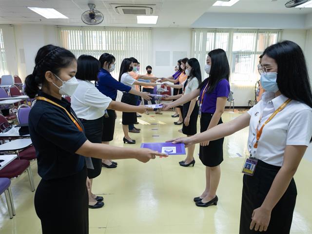 คณะกรรมการดำเนินงานพิธีมอบปริญญาบัตร คณะศิลปศาสตร์ ดำเนินการฝึกซ้อมบัณฑิต เพื่อเตรียมความพร้อมการเข้ารับมอบปริญญาบัตร ประจำปีการศึกษา ๒๕๖๔