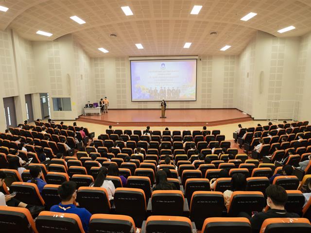 คณะกรรมการดำเนินงานพิธีมอบปริญญาบัตร คณะศิลปศาสตร์ ดำเนินการฝึกซ้อมบัณฑิต เพื่อเตรียมความพร้อมการเข้ารับมอบปริญญาบัตร ประจำปีการศึกษา ๒๕๖๔