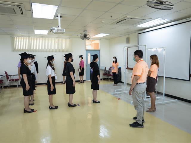 คณะกรรมการดำเนินงานพิธีมอบปริญญาบัตร คณะศิลปศาสตร์ ดำเนินการฝึกซ้อมบัณฑิต เพื่อเตรียมความพร้อมการเข้ารับมอบปริญญาบัตร ประจำปีการศึกษา ๒๕๖๔