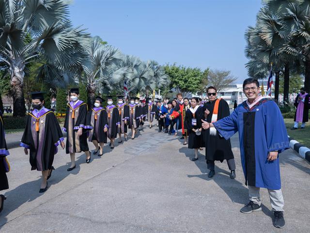 คณะกรรมการดำเนินงานพิธีมอบปริญญาบัตร คณะศิลปศาสตร์ ดำเนินการฝึกซ้อมบัณฑิต เพื่อเตรียมความพร้อมการเข้ารับมอบปริญญาบัตร ประจำปีการศึกษา ๒๕๖๔