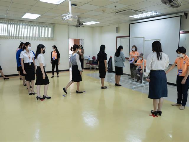 คณะกรรมการดำเนินงานพิธีมอบปริญญาบัตร คณะศิลปศาสตร์ ดำเนินการฝึกซ้อมบัณฑิต เพื่อเตรียมความพร้อมการเข้ารับมอบปริญญาบัตร ประจำปีการศึกษา ๒๕๖๔