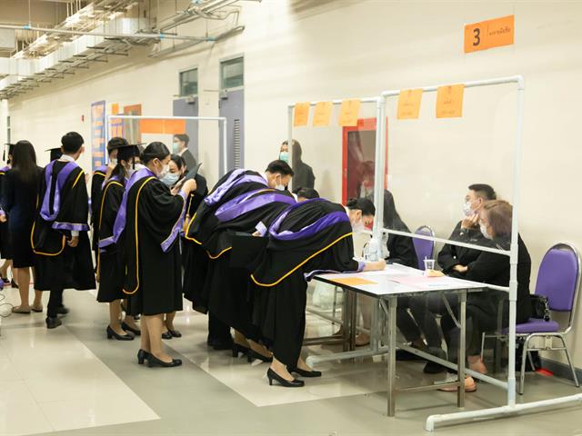 คณะกรรมการดำเนินงานพิธีมอบปริญญาบัตร คณะศิลปศาสตร์ ดำเนินการฝึกซ้อมบัณฑิต เพื่อเตรียมความพร้อมการเข้ารับมอบปริญญาบัตร ประจำปีการศึกษา ๒๕๖๔
