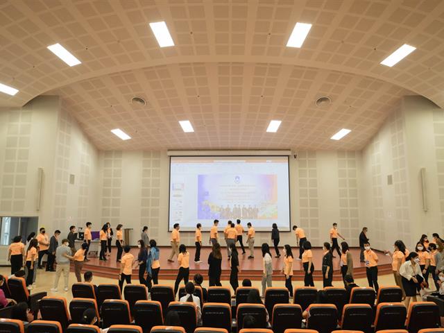 คณะกรรมการดำเนินงานพิธีมอบปริญญาบัตร คณะศิลปศาสตร์ ดำเนินการฝึกซ้อมบัณฑิต เพื่อเตรียมความพร้อมการเข้ารับมอบปริญญาบัตร ประจำปีการศึกษา ๒๕๖๔