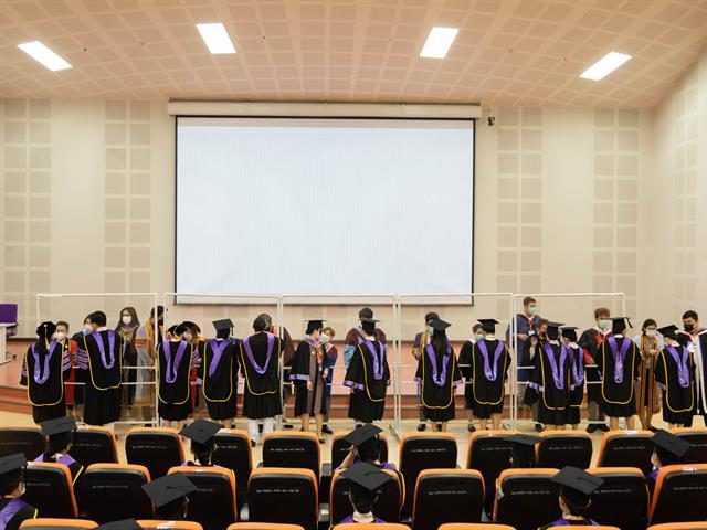 คณะกรรมการดำเนินงานพิธีมอบปริญญาบัตร คณะศิลปศาสตร์ ดำเนินการฝึกซ้อมบัณฑิต เพื่อเตรียมความพร้อมการเข้ารับมอบปริญญาบัตร ประจำปีการศึกษา ๒๕๖๔