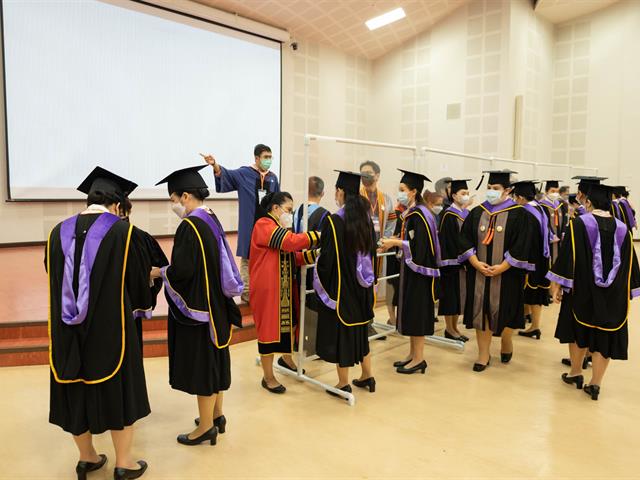 คณะกรรมการดำเนินงานพิธีมอบปริญญาบัตร คณะศิลปศาสตร์ ดำเนินการฝึกซ้อมบัณฑิต เพื่อเตรียมความพร้อมการเข้ารับมอบปริญญาบัตร ประจำปีการศึกษา ๒๕๖๔