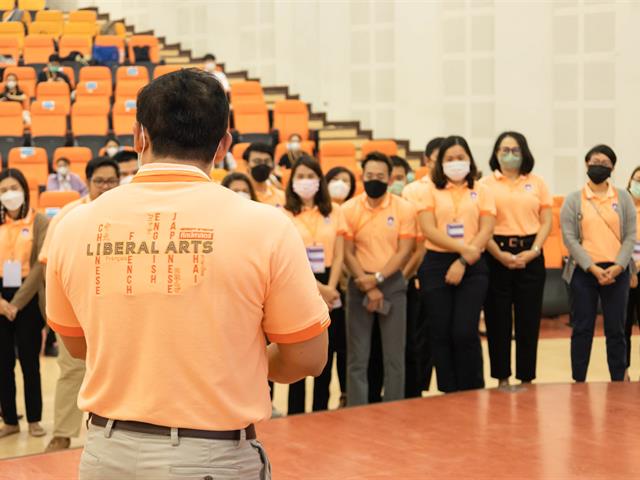 คณะกรรมการดำเนินงานพิธีมอบปริญญาบัตร คณะศิลปศาสตร์ ดำเนินการฝึกซ้อมบัณฑิต เพื่อเตรียมความพร้อมการเข้ารับมอบปริญญาบัตร ประจำปีการศึกษา ๒๕๖๔