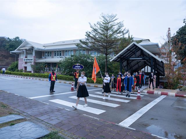 คณะกรรมการดำเนินงานพิธีมอบปริญญาบัตร คณะศิลปศาสตร์ ดำเนินการฝึกซ้อมบัณฑิต เพื่อเตรียมความพร้อมการเข้ารับมอบปริญญาบัตร ประจำปีการศึกษา ๒๕๖๔