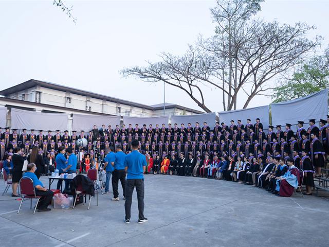 คณะกรรมการดำเนินงานพิธีมอบปริญญาบัตร คณะศิลปศาสตร์ ดำเนินการฝึกซ้อมบัณฑิต เพื่อเตรียมความพร้อมการเข้ารับมอบปริญญาบัตร ประจำปีการศึกษา ๒๕๖๔