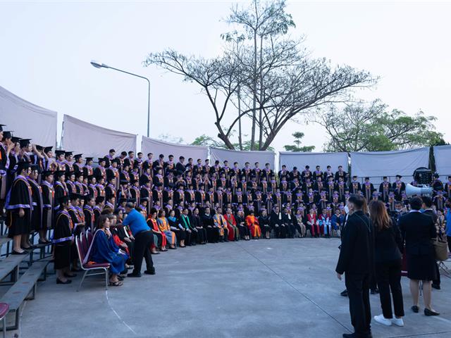 คณะกรรมการดำเนินงานพิธีมอบปริญญาบัตร คณะศิลปศาสตร์ ดำเนินการฝึกซ้อมบัณฑิต เพื่อเตรียมความพร้อมการเข้ารับมอบปริญญาบัตร ประจำปีการศึกษา ๒๕๖๔