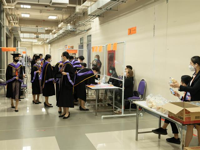 คณะกรรมการดำเนินงานพิธีมอบปริญญาบัตร คณะศิลปศาสตร์ ดำเนินการฝึกซ้อมบัณฑิต เพื่อเตรียมความพร้อมการเข้ารับมอบปริญญาบัตร ประจำปีการศึกษา ๒๕๖๔