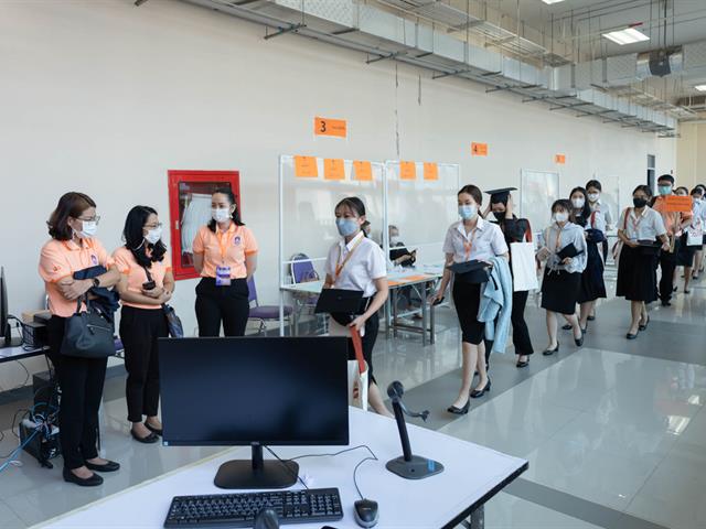 คณะกรรมการดำเนินงานพิธีมอบปริญญาบัตร คณะศิลปศาสตร์ ดำเนินการฝึกซ้อมบัณฑิต เพื่อเตรียมความพร้อมการเข้ารับมอบปริญญาบัตร ประจำปีการศึกษา ๒๕๖๔