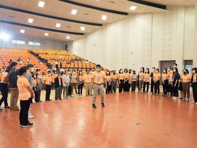 คณะกรรมการดำเนินงานพิธีมอบปริญญาบัตร คณะศิลปศาสตร์ ดำเนินการฝึกซ้อมบัณฑิต เพื่อเตรียมความพร้อมการเข้ารับมอบปริญญาบัตร ประจำปีการศึกษา ๒๕๖๔