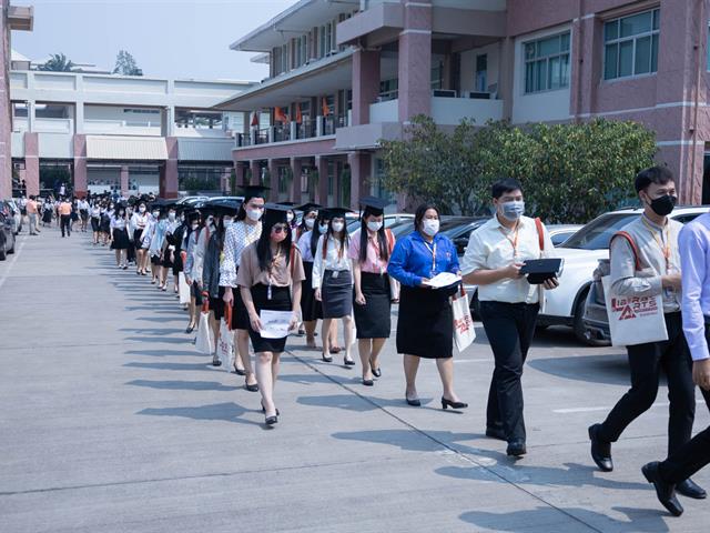 คณะกรรมการดำเนินงานพิธีมอบปริญญาบัตร คณะศิลปศาสตร์ ดำเนินการฝึกซ้อมบัณฑิต เพื่อเตรียมความพร้อมการเข้ารับมอบปริญญาบัตร ประจำปีการศึกษา ๒๕๖๔