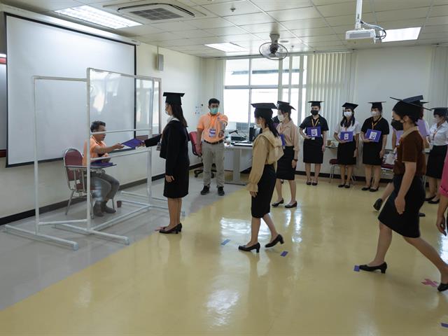 คณะกรรมการดำเนินงานพิธีมอบปริญญาบัตร คณะศิลปศาสตร์ ดำเนินการฝึกซ้อมบัณฑิต เพื่อเตรียมความพร้อมการเข้ารับมอบปริญญาบัตร ประจำปีการศึกษา ๒๕๖๔