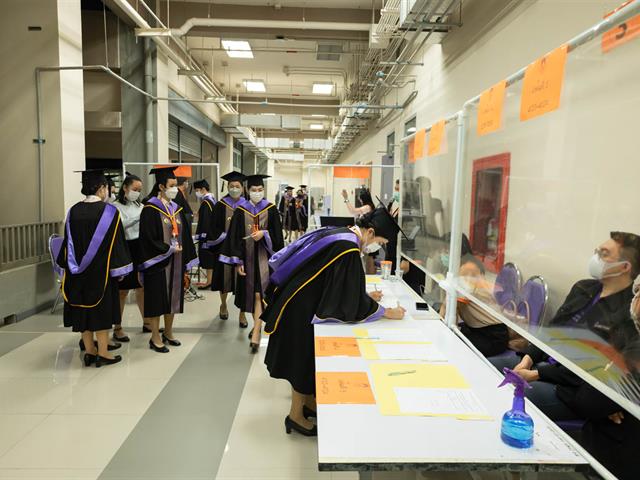 คณะกรรมการดำเนินงานพิธีมอบปริญญาบัตร คณะศิลปศาสตร์ ดำเนินการฝึกซ้อมบัณฑิต เพื่อเตรียมความพร้อมการเข้ารับมอบปริญญาบัตร ประจำปีการศึกษา ๒๕๖๔