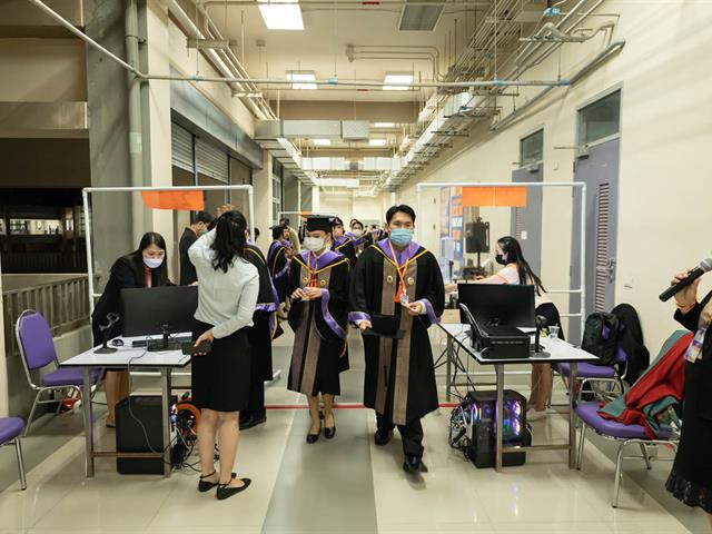 คณะกรรมการดำเนินงานพิธีมอบปริญญาบัตร คณะศิลปศาสตร์ ดำเนินการฝึกซ้อมบัณฑิต เพื่อเตรียมความพร้อมการเข้ารับมอบปริญญาบัตร ประจำปีการศึกษา ๒๕๖๔