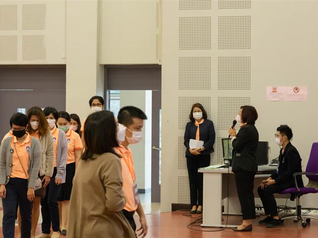 คณะกรรมการดำเนินงานพิธีมอบปริญญาบัตร คณะศิลปศาสตร์ ดำเนินการฝึกซ้อมบัณฑิต เพื่อเตรียมความพร้อมการเข้ารับมอบปริญญาบัตร ประจำปีการศึกษา ๒๕๖๔