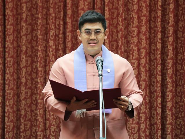 รองคณบดีฝ่ายคุณภาพนิสิต คณะศิลปศาสตร์ ได้รับรางวัลศิษย์เก่าดีเด่นคณะมนุษยศาสตร์ มหาวิทยาลัยนเรศวร 
