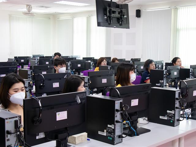 รองคณบดีฝ่ายกิจการพิเศษ คณะศิลปศาสตร์ เป็นวิทยากร อบรมการพัฒนาภาษาอังกฤษสำหรับบุคลากรกองบริการการศึกษา
