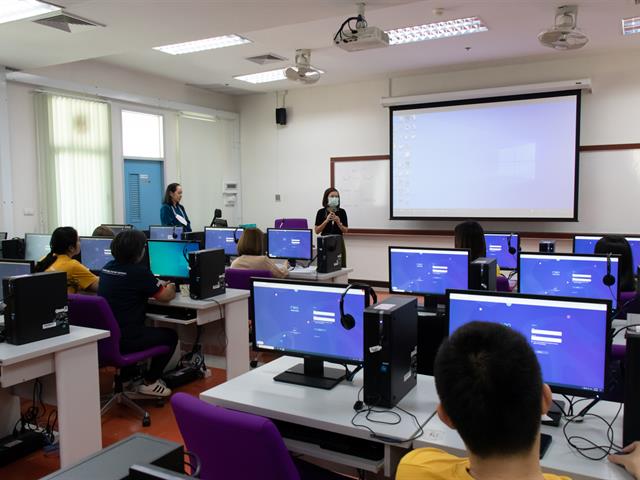 รองคณบดีฝ่ายกิจการพิเศษ คณะศิลปศาสตร์ เป็นวิทยากร อบรมการพัฒนาภาษาอังกฤษสำหรับบุคลากรกองบริการการศึกษา