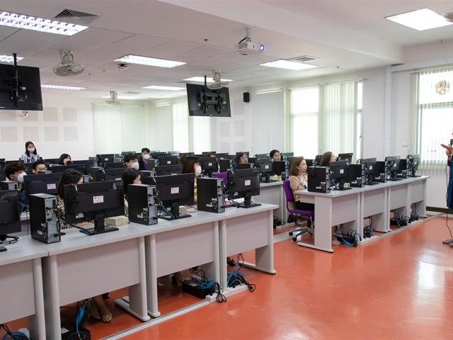 รองคณบดีฝ่ายกิจการพิเศษ คณะศิลปศาสตร์ เป็นวิทยากร อบรมการพัฒนาภาษาอังกฤษสำหรับบุคลากรกองบริการการศึกษา