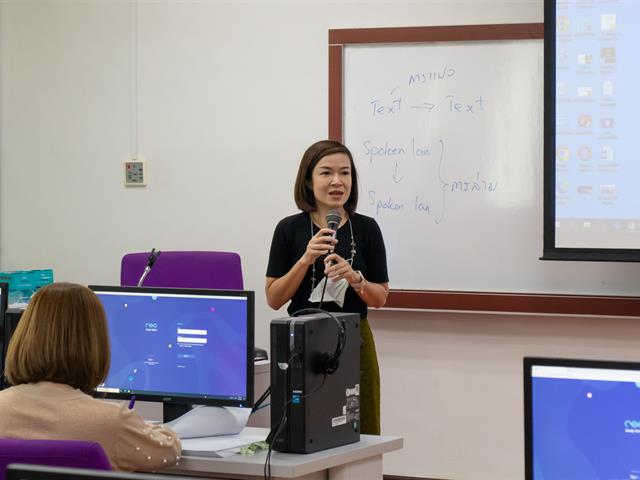 รองคณบดีฝ่ายกิจการพิเศษ คณะศิลปศาสตร์ เป็นวิทยากร อบรมการพัฒนาภาษาอังกฤษสำหรับบุคลากรกองบริการการศึกษา