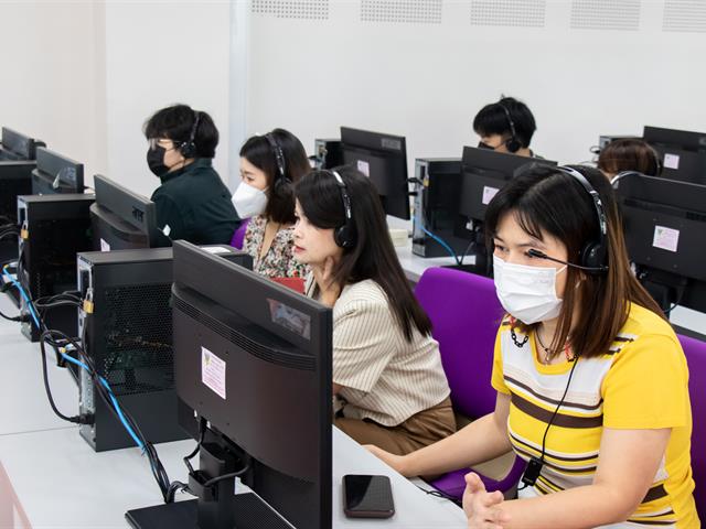 รองคณบดีฝ่ายกิจการพิเศษ คณะศิลปศาสตร์ เป็นวิทยากร อบรมการพัฒนาภาษาอังกฤษสำหรับบุคลากรกองบริการการศึกษา