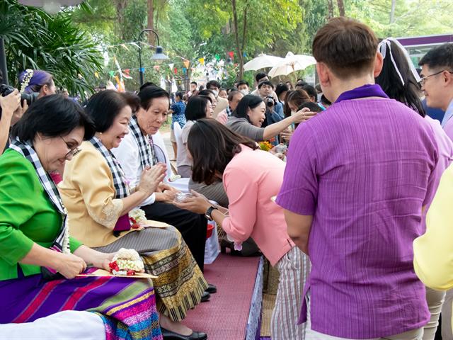 คณะศิลปศาสตร์เข้าร่วมพิธีสระเกล้าดำหัวอธิการบดีและผู้อาวุโส เนื่องในเทศกาลสงกรานต์ มหาวิทยาลัยพะเยา ประจำปี ๒๕๖๖