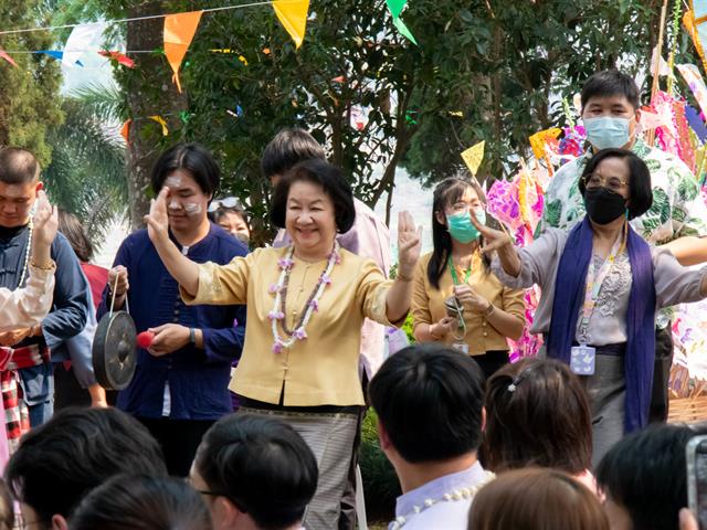 คณะศิลปศาสตร์เข้าร่วมพิธีสระเกล้าดำหัวอธิการบดีและผู้อาวุโส เนื่องในเทศกาลสงกรานต์ มหาวิทยาลัยพะเยา ประจำปี ๒๕๖๖