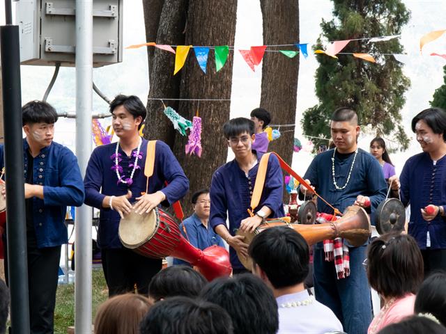 คณะศิลปศาสตร์เข้าร่วมพิธีสระเกล้าดำหัวอธิการบดีและผู้อาวุโส เนื่องในเทศกาลสงกรานต์ มหาวิทยาลัยพะเยา ประจำปี ๒๕๖๖