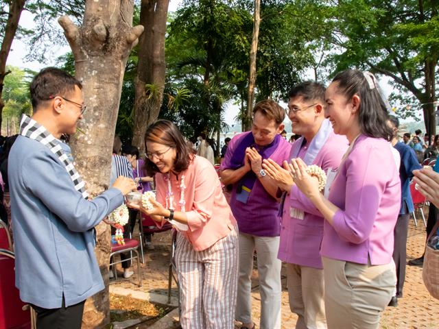 คณะศิลปศาสตร์เข้าร่วมพิธีสระเกล้าดำหัวอธิการบดีและผู้อาวุโส เนื่องในเทศกาลสงกรานต์ มหาวิทยาลัยพะเยา ประจำปี ๒๕๖๖